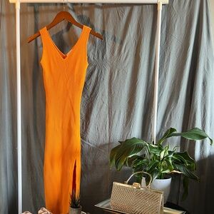 House of Harlow Ribbed MIDI V- Neck Tank Dress 
w/ High Slit🧡
